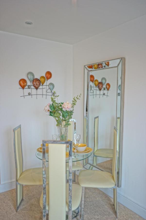 Soak Up The Light At A Soothing, Stylish Apartment In Swansea Marina Exterior foto