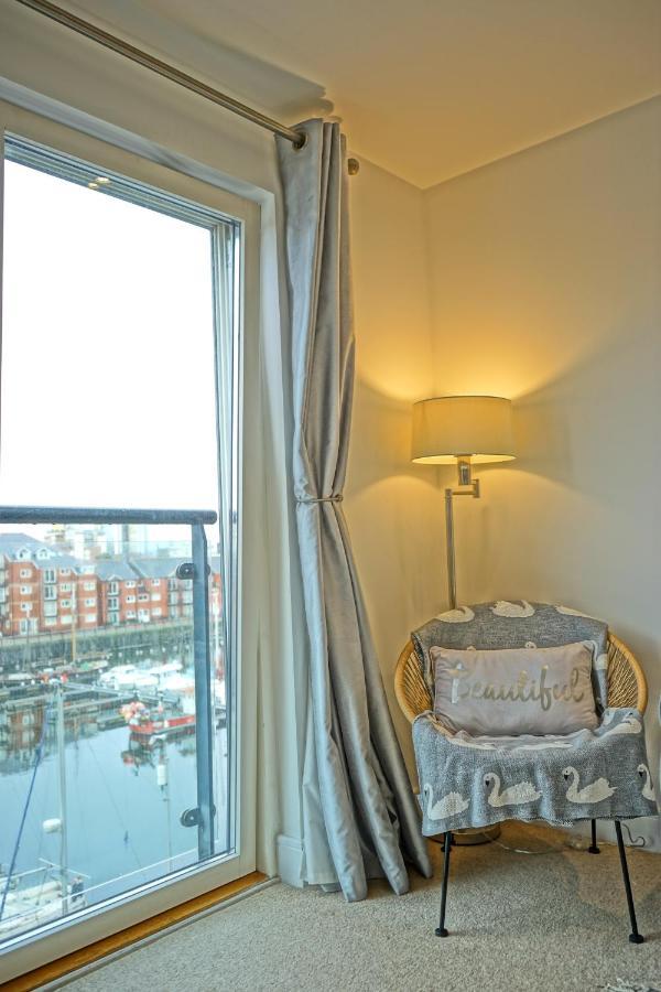 Soak Up The Light At A Soothing, Stylish Apartment In Swansea Marina Exterior foto