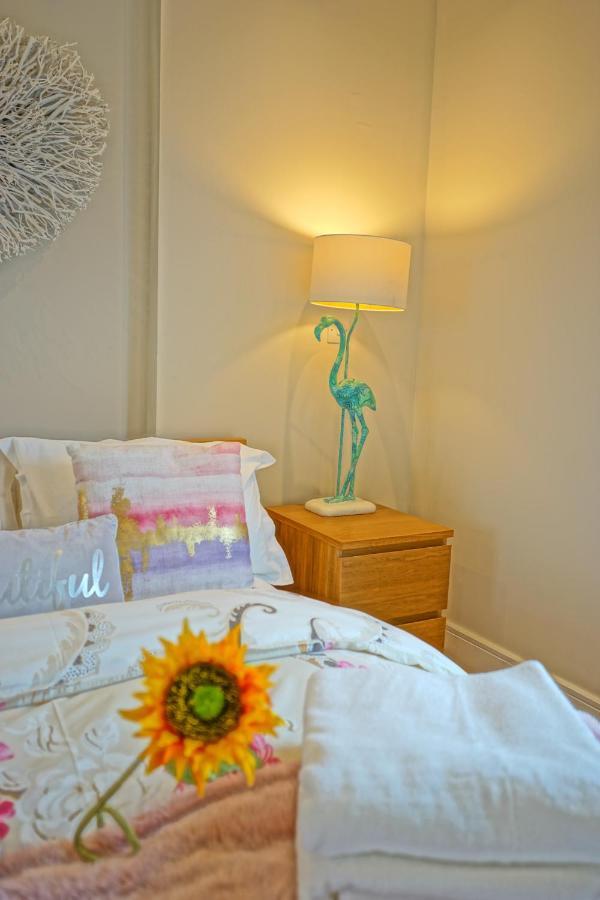 Soak Up The Light At A Soothing, Stylish Apartment In Swansea Marina Exterior foto
