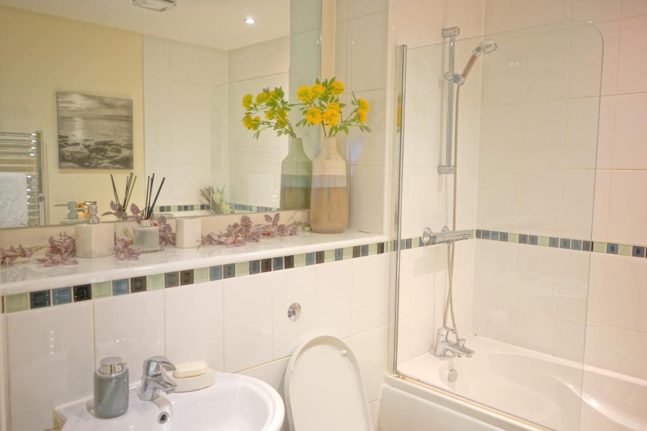 Soak Up The Light At A Soothing, Stylish Apartment In Swansea Marina Exterior foto