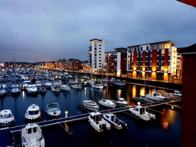 Soak Up The Light At A Soothing, Stylish Apartment In Swansea Marina Exterior foto