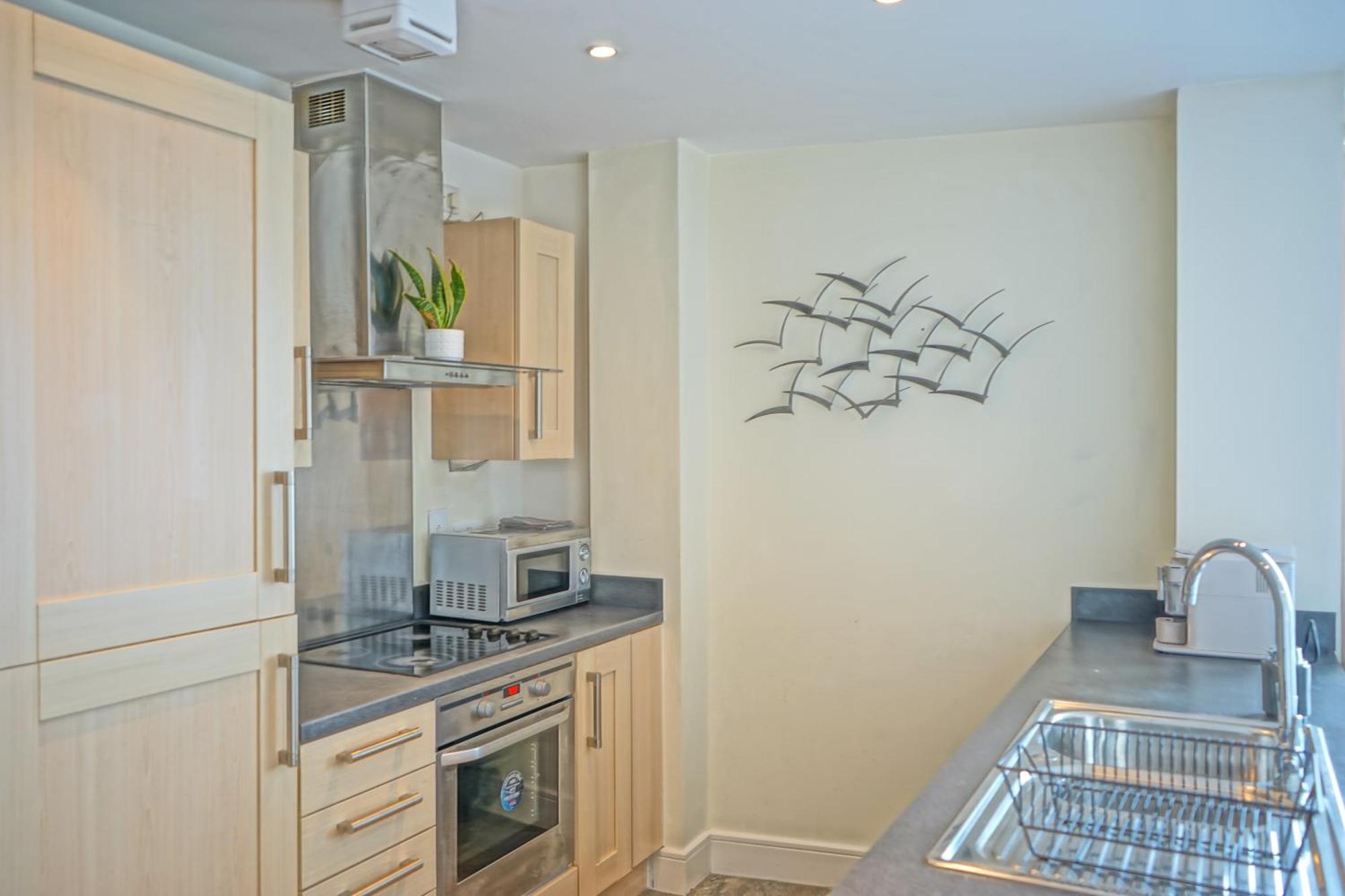 Soak Up The Light At A Soothing, Stylish Apartment In Swansea Marina Quarto foto